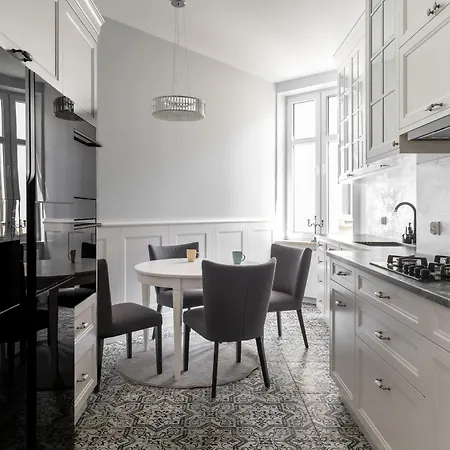 Grand Belle - Przestronny Blisko Plazy By Lion アパート ソポト